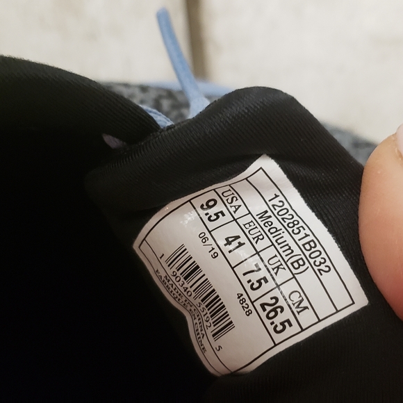 Ladies Size 9 1/2 Brooks sneakers - Picture 3 of 4